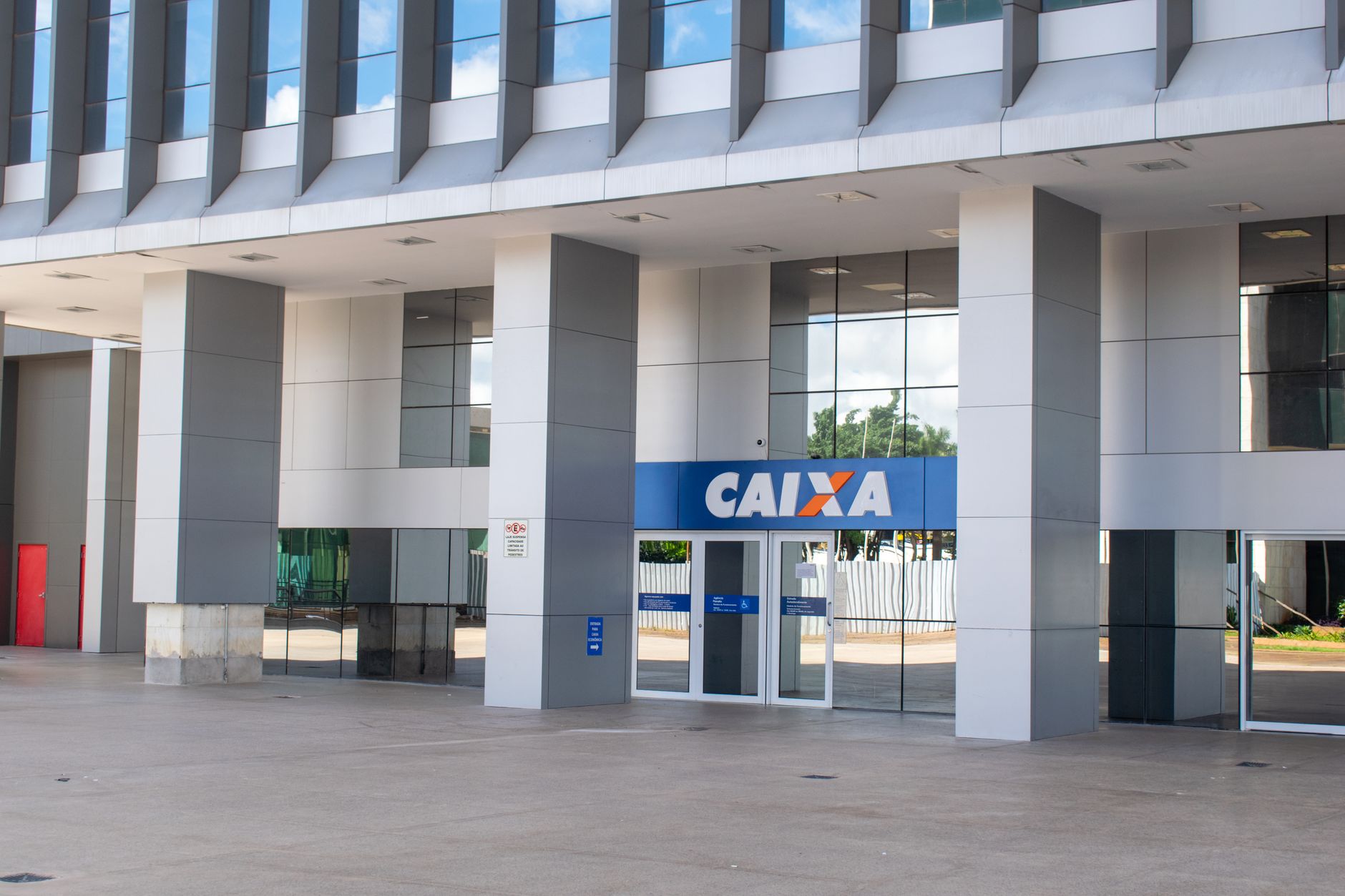 Profissional de compliance analisando documentos da nova regulação do Banco Central para administradoras de consórcio
