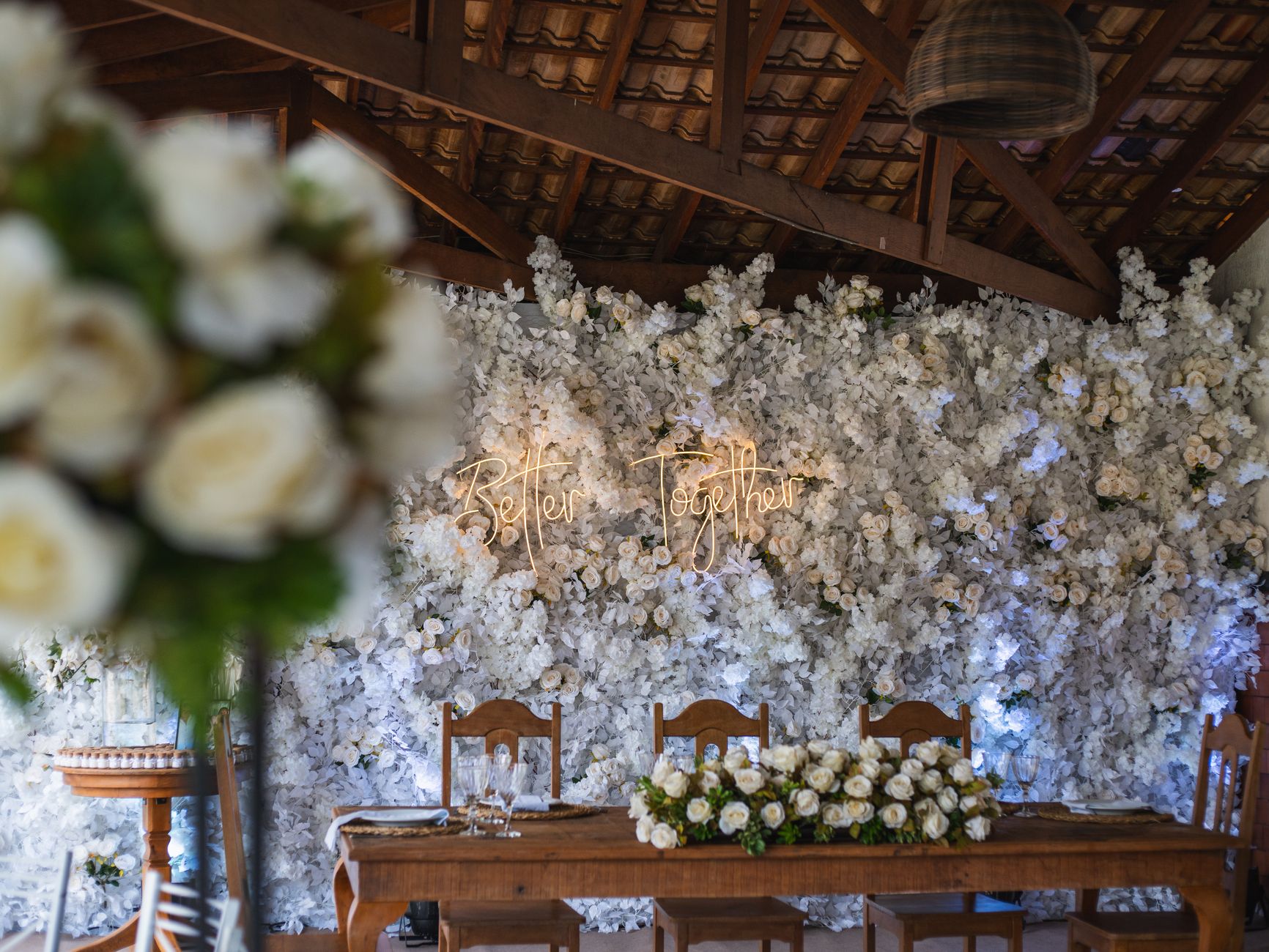 Casal sentado à mesa planejando orçamento para casamento
