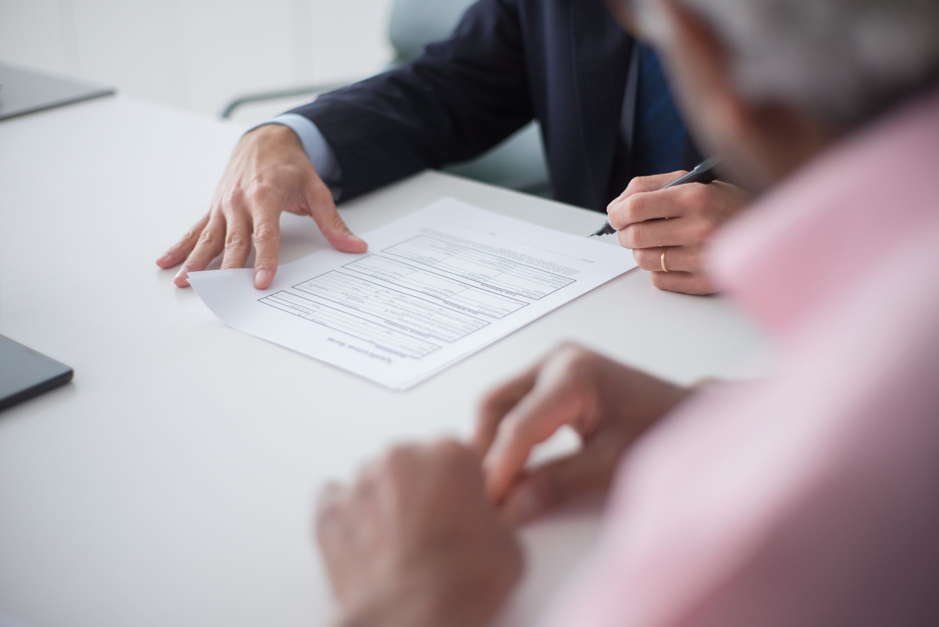 Pessoa assinando contrato de planejamento financeiro em escritório