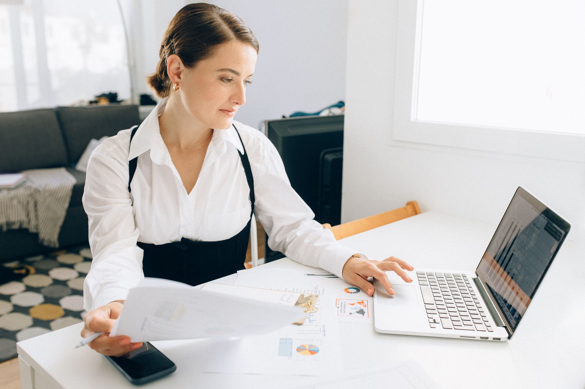 Analista comercial brasileiro avaliando painel de priorização de leads por temperatura no CRM em escritório