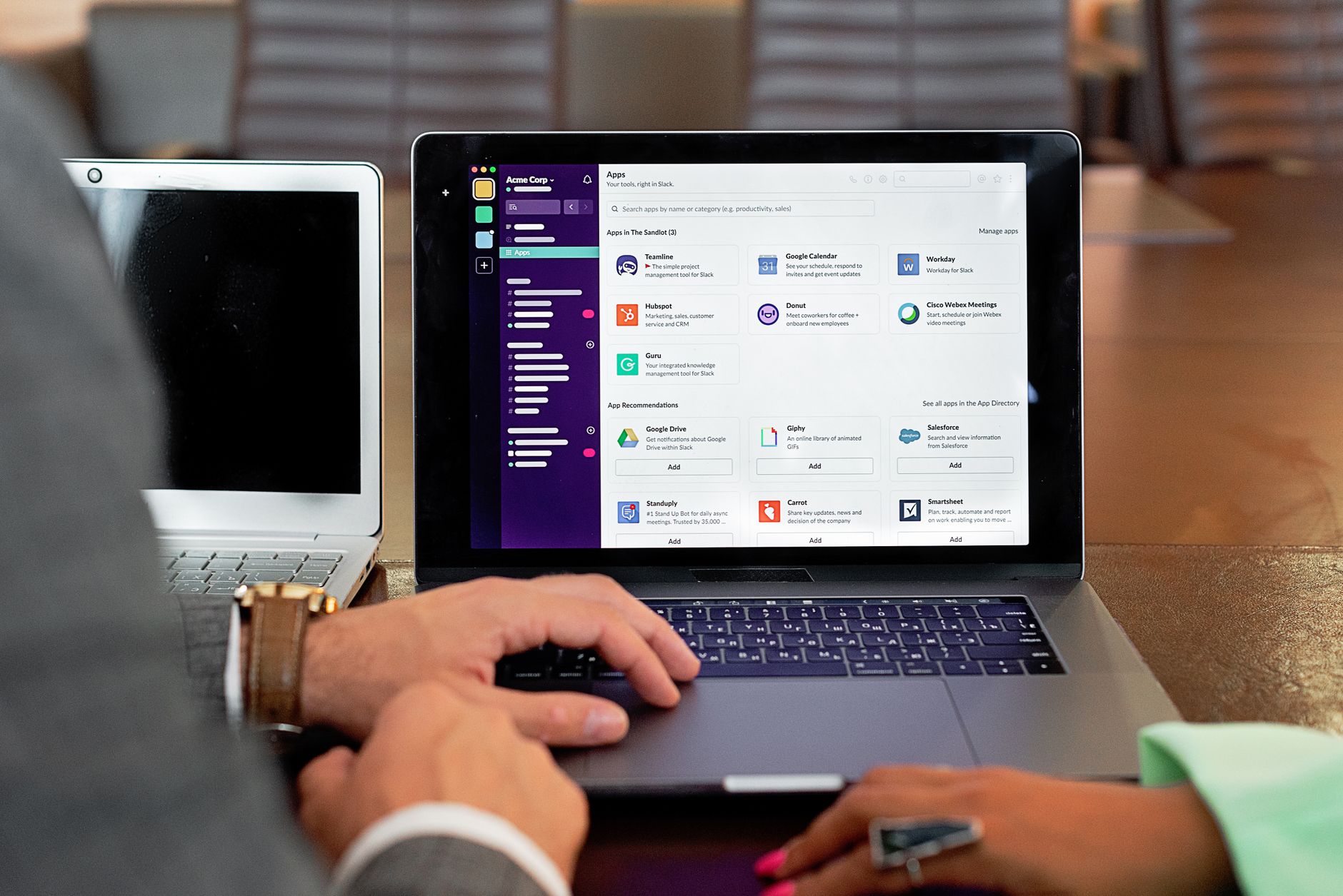 Diagrama de integração mostrando CRM, WhatsApp e sistema de gestão de consórcio conectados em uma operação unificada