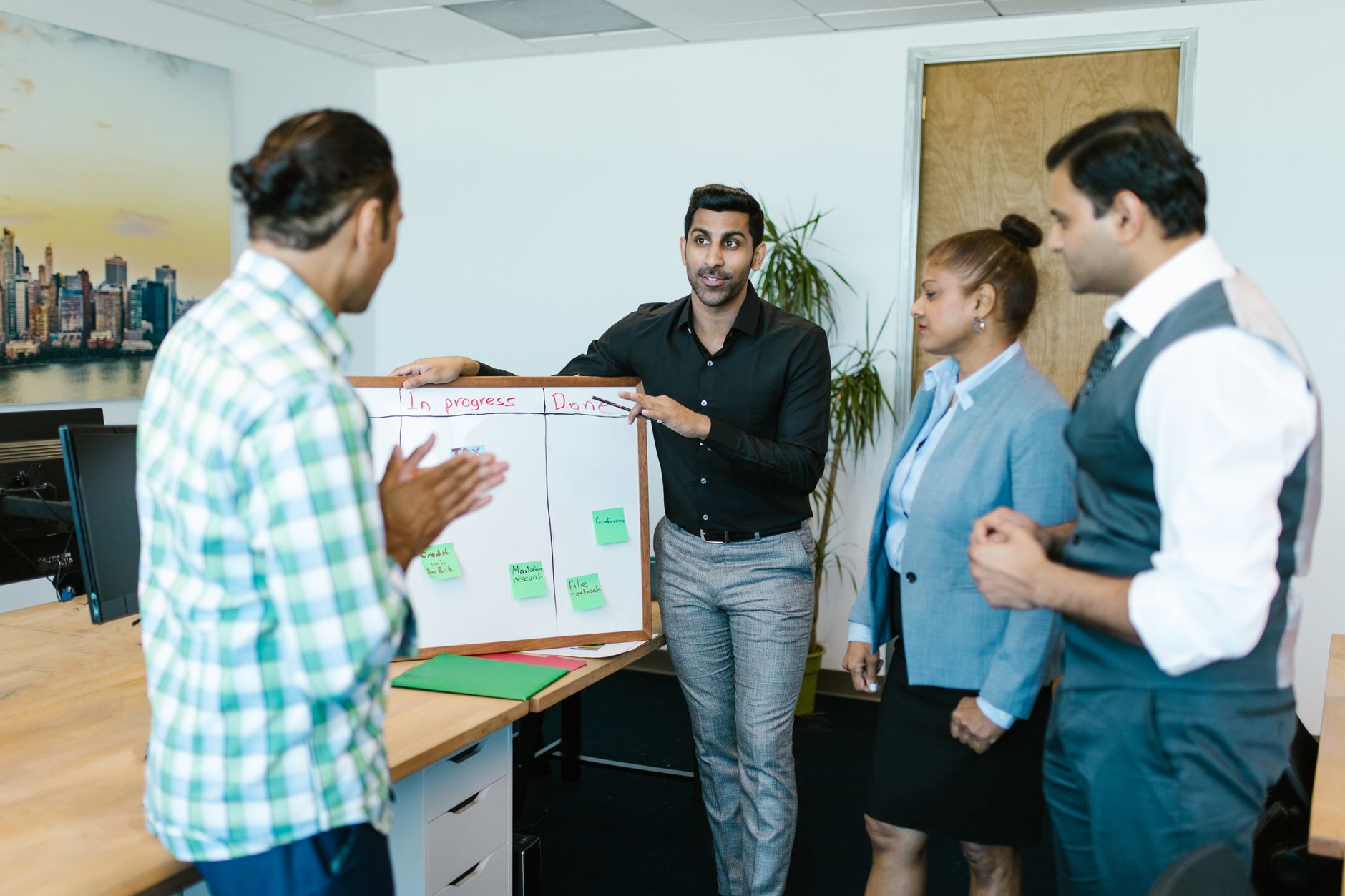Gestor de consórcio planejando integração de sistemas em quadro branco com equipe comercial