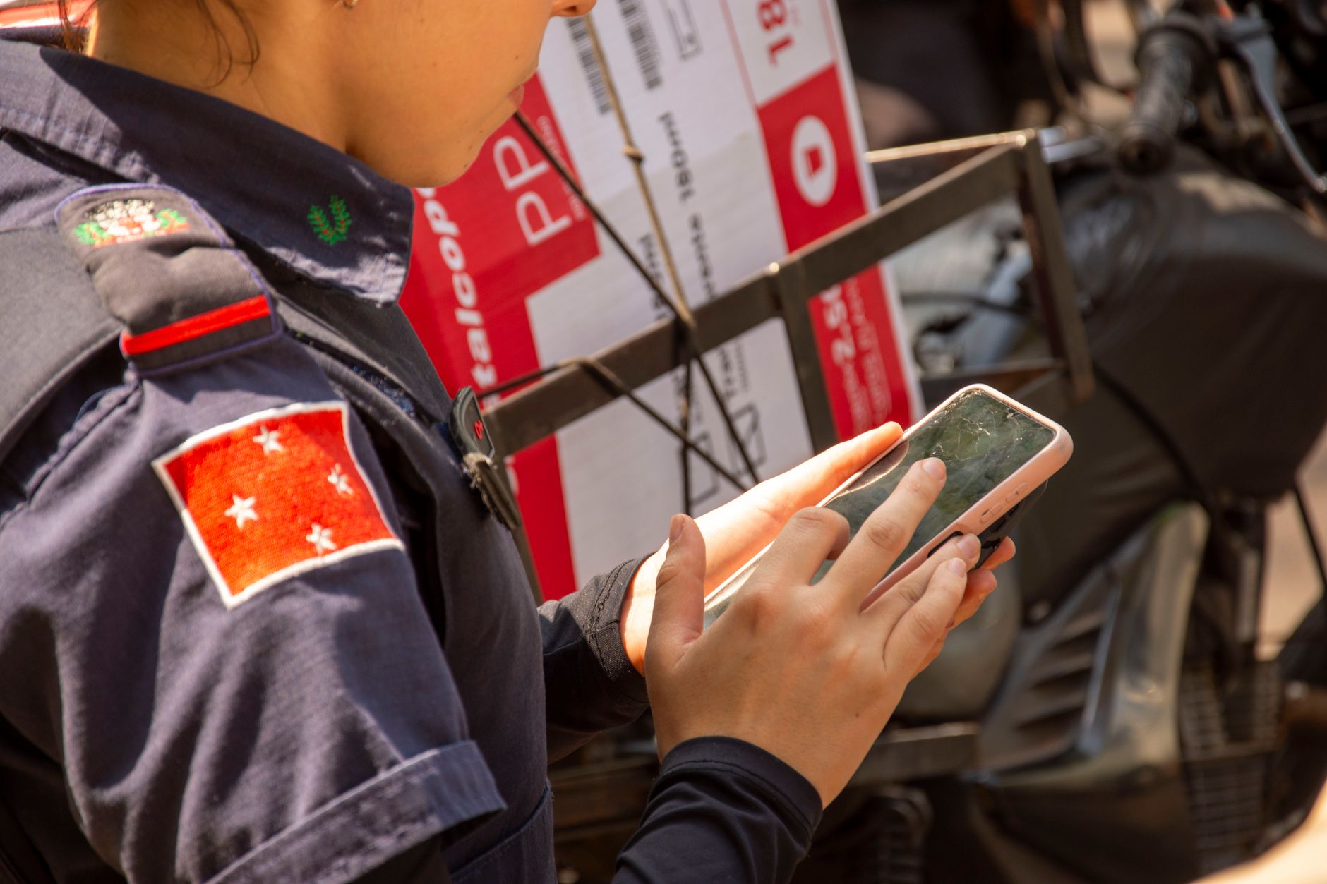 Pessoa verificando smartphone de forma urgente enquanto aguarda retorno de empresa