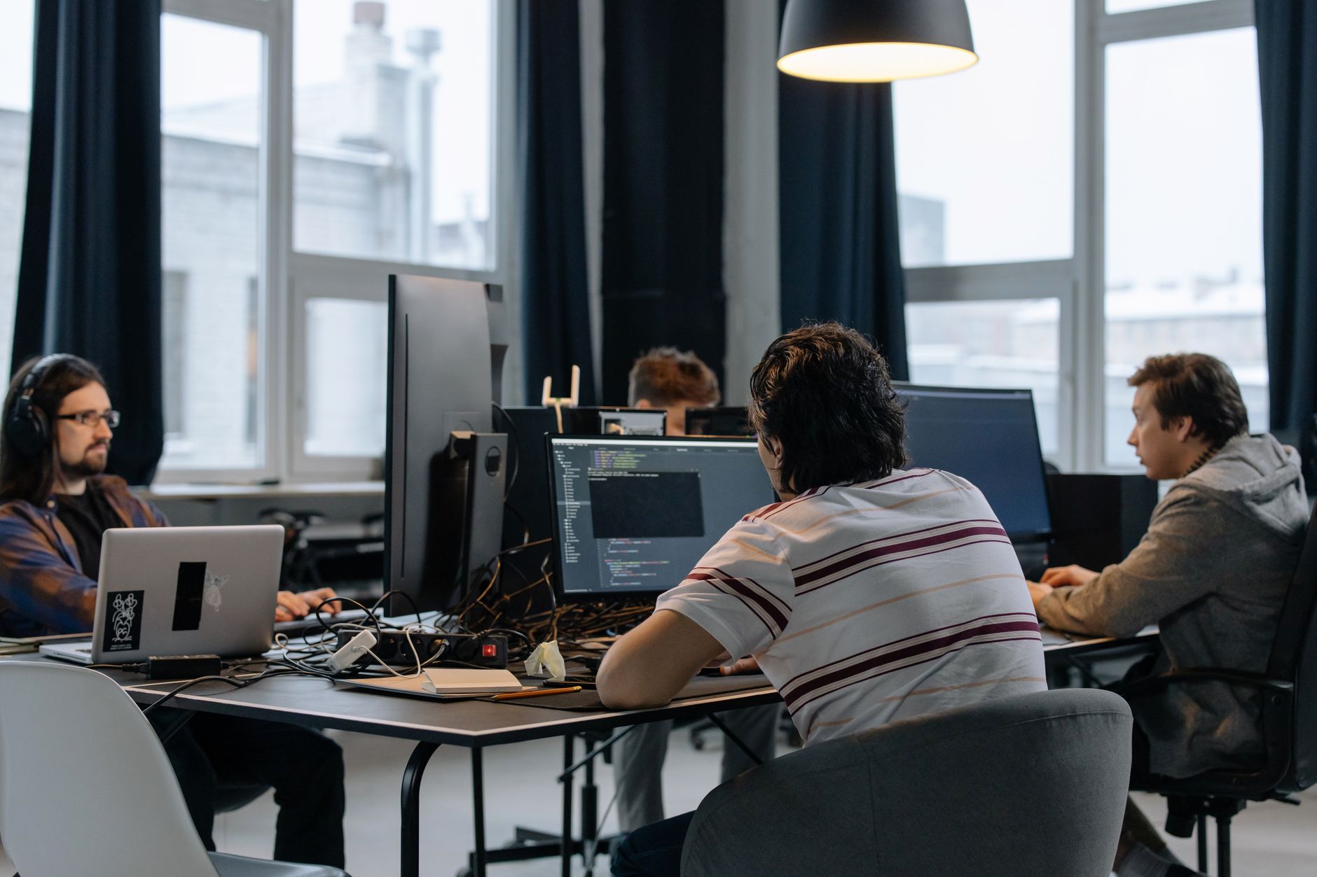 Equipe de vendas usando plataforma de CRM e funil de leads em computadores no escritório